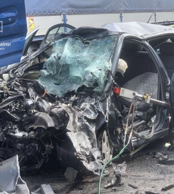 10 рятувальників визволяли загиблого водія з понівеченої автівки