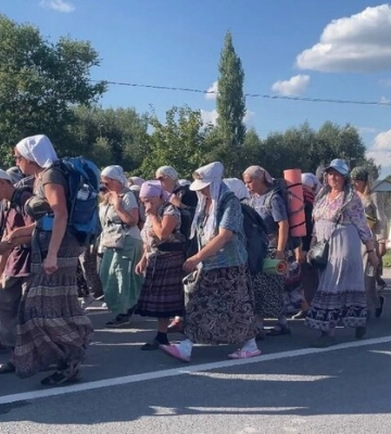 Прочани московського патріархату, які йдуть до Почаївської лаври, вже на Тернопільщині