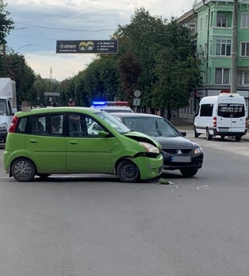 У центрі Шостки не розминулися два легковика
