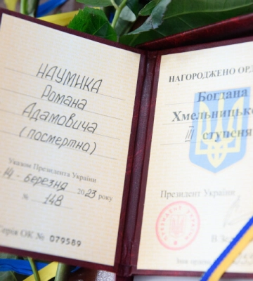 У Луцьку рідним загиблих Героїв вручили державні нагороди. Фото