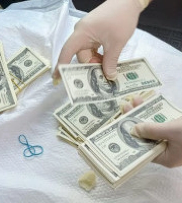 У Києві зловмисники планували продати пів мільйона підроблених доларів - СБУ