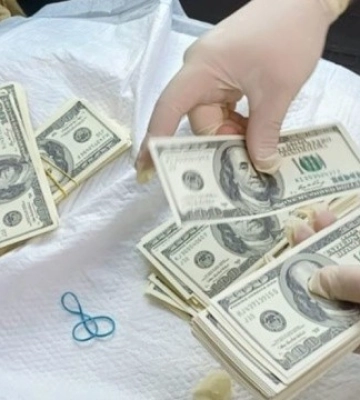 У Києві затримали чоловіка з 50 тисячами фальшивих доларів США