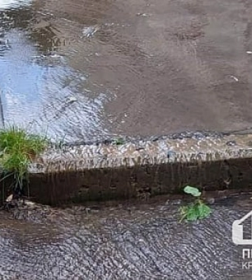 В Кривом Роге из подвала дома бежит вода: что говорит Водоканал