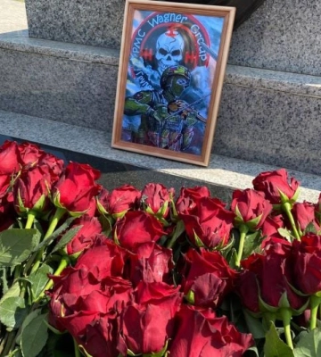 В Мелитополе устроили &quot;стихийный&quot; мемориал погибшим вагнеровцам 
