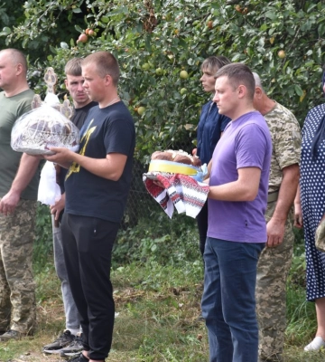 Все село встелили квітами: у Луцькому районі попрощалися із 23-річним Героєм Богданом Гаврилюком