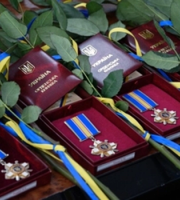 У Луцьку рідним загиблих воїнів вручили їхні ордени 