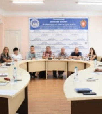 У Рівненському обласному інституті післядипломної педагогічної освіти  відбувається семінар-тренінг для педагогів