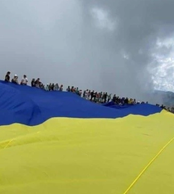 На Говерлі до Дня Незалежності підняли найбільший прапор України (ФОТО, ВІДЕО)