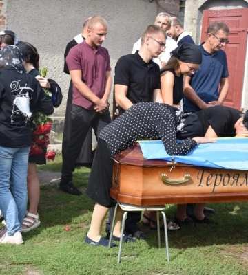 Все село встелили квітами: у Луцькому районі попрощалися із 23-річним Героєм Богданом Гаврилюком