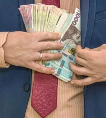 На Черкащині чиновник нараховував собі премії понад 300 % до посадового окладу: як його покарали