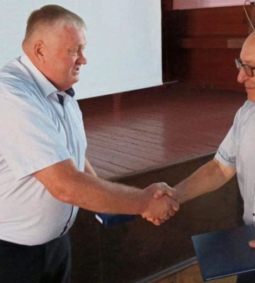 Депутату Знам’янської міськради Володимиру Джулаю вручили грамоту Верховної Ради України