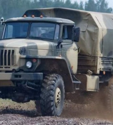 Рашисты на военных машинах устраивают на дорогах под Мелитополем сафари на легковые авто
