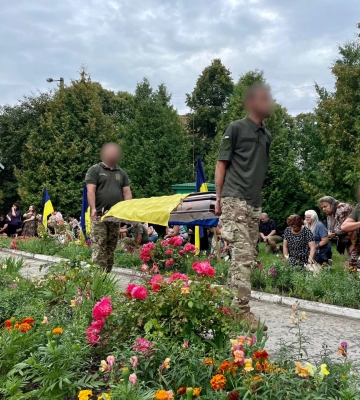 Все село встелили квітами: у Луцькому районі попрощалися із 23-річним Героєм Богданом Гаврилюком