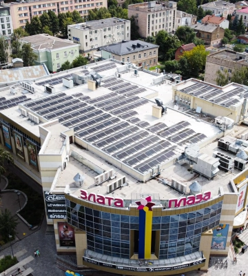 На даху ТЦ у Рівному встановили сонячну електростанцію
