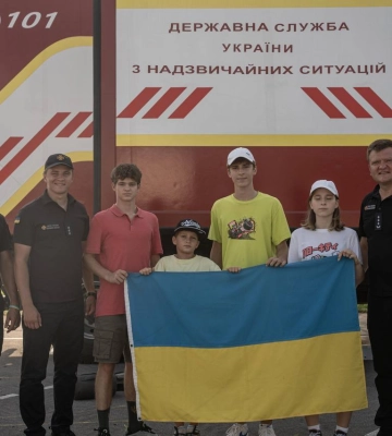 Ко Дню независимости украинские дети поздравили спасателей ГСЧС, работающих в Словении