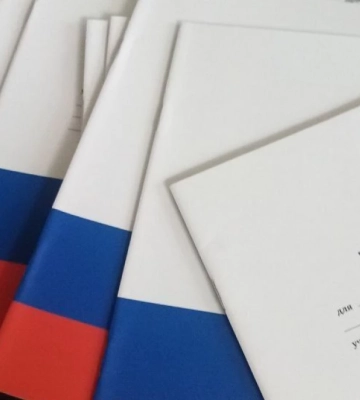 У Маріуполі окупанти роздають першокласникам брошури про воєнних злочинців