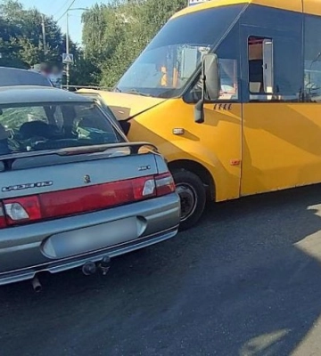 У Полтаві внаслідок зіткнення леговика та автобуса постраждали 4 жінки та дитина