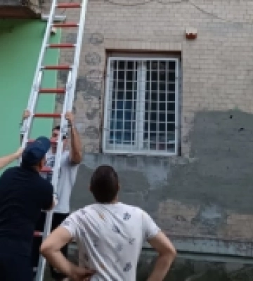 У Луцьку хворий чоловік довго не виходив на звʼязок: йому допомогли рятувальники
