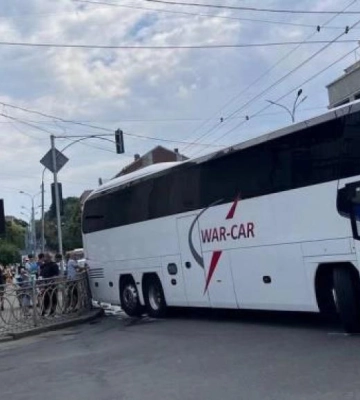 У центрі Рівного міжнародний автобус в’їхав у металевий паркан