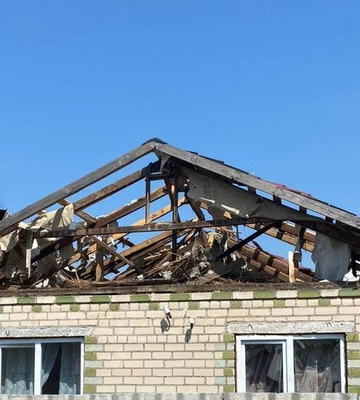 Российские снаряды попали по жилому дому в Херсонской области: есть погибшая