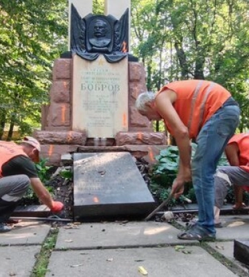 В Черновцах демонтируют братскую могилу советских офицеров. ФОТО