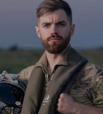 Люди несуть квіти до муралу &quot;Привид Києва&quot; у пам&#039;ять про загиблого пілота &quot;Джуса&quot;: що про нього відомо