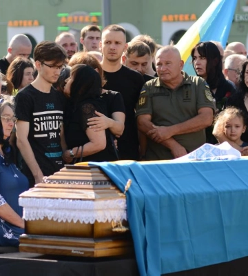 Загинули на війні в один день: у Рівному попрощалися з двома захисниками (ВІДЕО)