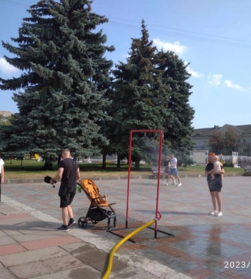 У центрі Рівного встановили охолоджувальну рамку (ФОТО)
