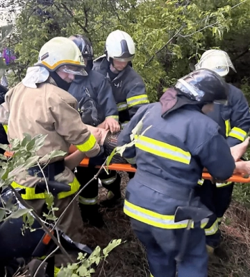 У Дніпровському районі Opel влетів в дерево: водія затиснуло в салоні (ФОТО)