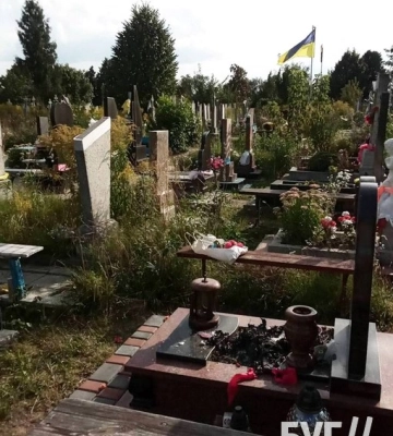 На Волині невідомі осквернили дитячу могилу: спалили на ній книгу та іграшку 