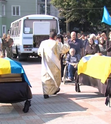 Загинули в один день на різних напрямках: Рівне попрощалося з двома Героями України (ВІДЕО)