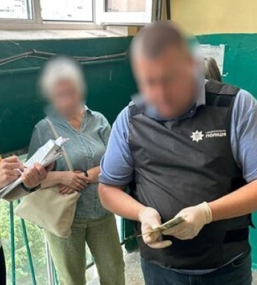 В Киеве задержали работницу ВВК, когда она брала $2000 взятки от призывника — прокуроры