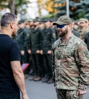 Заступник командира полку Азов зі Львівщини Святослав Паламар отримав нагороду від Президента