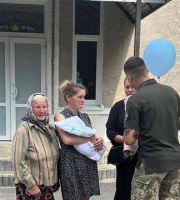 Щемко до сліз: на Волині військові зустріли з пологового дружину свого загиблого побратима (відео)