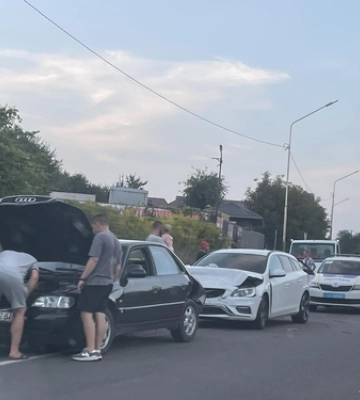 Під Луцьком – ДТП за участі двох авто: серйозні пошкодження в обох 