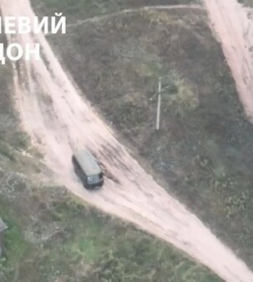 На Харьковщине пограничники FPV-дроном уничтожили российский автомобиль. ВИДЕО