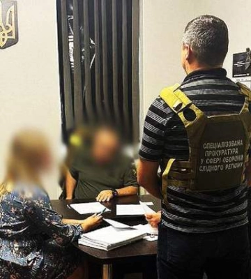 На Харківщині керівник військкомату фіктивно мобілізував знайому та нарахував їй майже 700 тисяч зарплати