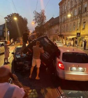 У Львові позашляховик припаркувався на даху двох легковиків. Фото
