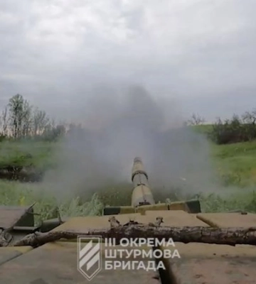 Випалюють ворога. Третя ОШБр показала, як її танки заходять впритул до лісосмуги, де розміщені позиції окупантів — відео