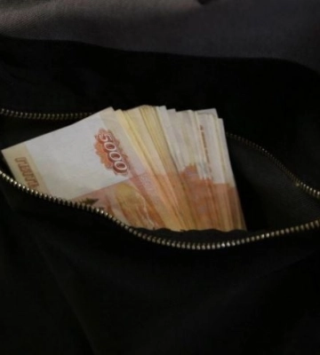 В Мелитополе из машины экспедитора украли сто тысяч рублей