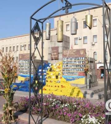 У Кропивницькому на честь загиблих воїнів встановили «Дзвони памʼяті» (фоторепортаж)