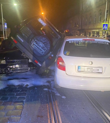 У Львові позашляховик припаркувався на даху двох легковиків. Фото