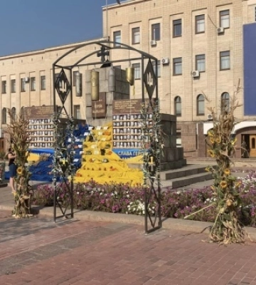 Вшанування загиблих захисників України. У Кропивницькому встановили композицію &quot;Дзвони пам&#039;яті&quot;