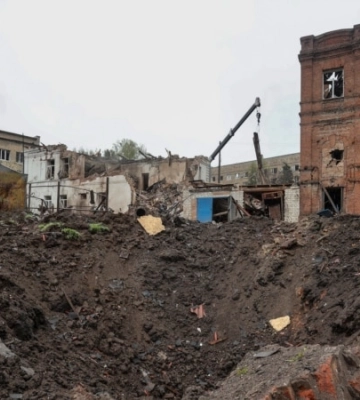 Окупанти вдарили по підприємству та житловому будинку у Куп’янську: є загиблий та поранений 