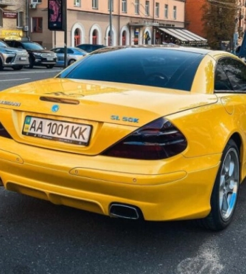 В Киеве заметили редкий спорткар Mercedes с эксклюзивным тюнингом, фото