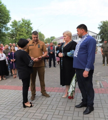 «Ніби передчував свою загибель»: на Волині дружині полеглого захисника Олександра Єфімова передали посмертну нагороду Героя