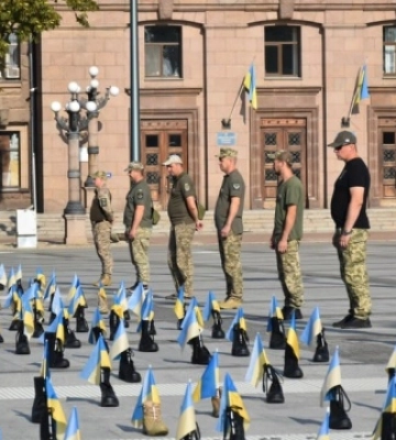 У Миколаєві пам‘ять полеглих захисників вшанували інсталяцією з берців
