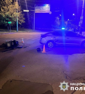 У Харкові в результаті зіткнення мотоцикла та автівки постраждав чоловік