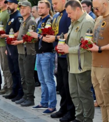 Соняхи та лампадки: Дніпро вшановує пам’ять полеглих захисників України