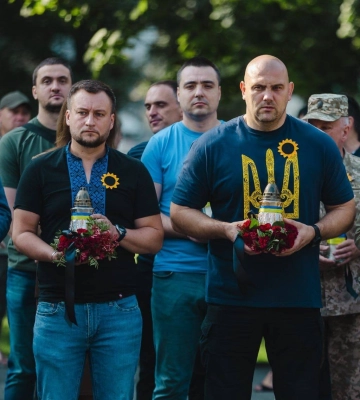 Соняхи та лампадки: Дніпро вшановує пам’ять полеглих захисників України